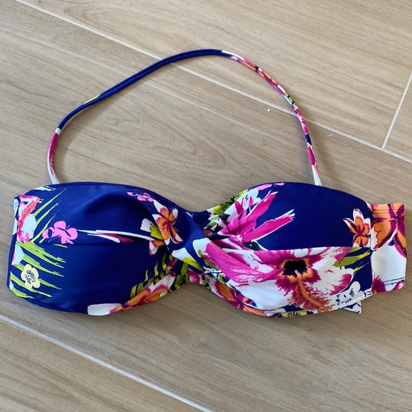 Tommy Bahama Other - TOMMY BAHAMA FLORAL BIKINI TOP SMALL